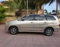 Toyota Innova E 2015 - Gia đình tôi cần bán Toyota Innova E sản xuất 2015, màu vàng, giá hơn 300tr