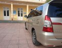 Toyota Innova E 2015 - Gia đình tôi cần bán Toyota Innova E sản xuất 2015, màu vàng, giá hơn 300tr