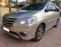 Toyota Innova E 2015 - Gia đình tôi cần bán Toyota Innova E sản xuất 2015, màu vàng, giá hơn 300tr