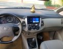 Toyota Innova E 2015 - Gia đình tôi cần bán Toyota Innova E sản xuất 2015, màu vàng, giá hơn 300tr