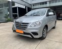 Toyota Innova 2.0E 2015 - Bán xe Toyota Innova 2.0E 2015 màu bạc, xe đẹp đi kĩ chính hãng Toyota Sure