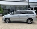 Toyota Innova 2.0E 2015 - Bán xe Toyota Innova 2.0E 2015 màu bạc, xe đẹp đi kĩ chính hãng Toyota Sure