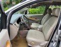 Toyota Innova 2010 - Cần bán Toyota Innova sản xuất 2010, màu bạc, 295 triệu