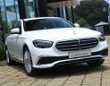 Mercedes-Benz 2022 - Bán ô tô Mercedes-Benz E200 năm 2022, màu trắng siêu đẹp, giá cạnh tranh