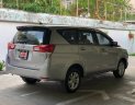 Toyota Innova  E 2018 - Bán Toyota Innova E sản xuất năm 2018, màu bạc xe gia đình, 580tr