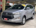 Toyota Innova  E 2018 - Bán Toyota Innova E sản xuất năm 2018, màu bạc xe gia đình, 580tr