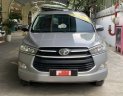 Toyota Innova  E 2018 - Bán Toyota Innova E sản xuất năm 2018, màu bạc xe gia đình, 580tr