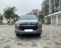 Toyota Innova 2.0G 2017 - Bán Toyota Innova 2.0G năm 2017, màu xám, lịch sử hãng đẹp, lốp theo xe cả dàn, sơ cua chưa hạ, giá tốt