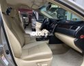 Toyota Camry 2017 - Bán Toyota Camry 2.0E năm 2017, màu vàng xe gia đình, 740tr