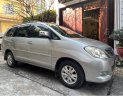 Toyota Innova 2011 - Cần bán gấp Toyota Innova 2.0V năm 2011, màu bạc 