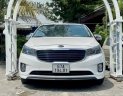 Kia Sedona 2017 - Cần bán Kia Sedona 2.2D ATH  năm sản xuất 2017, màu trắng xe gia đình