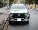 Toyota Hilux 2021 - Cần bán gấp Toyota Hilux 2.4L AT sản xuất 2021, màu bạc, xe nhập