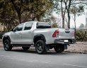 Toyota Hilux 2021 - Cần bán gấp Toyota Hilux 2.4L AT sản xuất 2021, màu bạc, xe nhập