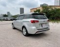 Kia Sedona 2016 - Xe màu bạc, còn rất mới và đẹp