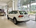 Volkswagen Tiguan 2023 - màu trắng khuyến mãi 100% trước bạ + 5 năm bảo dưỡng cho khách liên hệ Ms Minh Thư