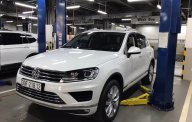 Volkswagen Touareg SUV 2017 - Cần bán Volkswagen Touareg 2017, trắng ngọc trinh, còn mới tinh không lầm lỗi, Odo 6200Km, full options giá 2 tỷ 100 tr tại Tp.HCM