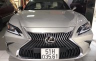 Lexus ES ES250 2018 - Bán Lexus ES 250 sx 2018 đăng ký 2019 màu vàng bạch kim, xe đi đúng 1.700km, bảo hiểm 2 chiều bao kiểm tra tại hãng giá 1 tỷ 580 tr tại Tp.HCM