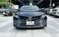 Toyota Camry AT 2020 - Bán xe Toyota Camry AT sản xuất năm 2020, xe màu đen, cực sang và mới, có trả góp giá 1 tỷ 180 tr tại Tp.HCM