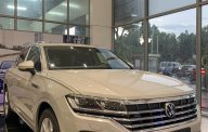 Volkswagen Toquareg Luxury 2023 - màu trắng sang trọng, đẹp mắt, đầy option cho khách hàng đẳng cấp, giảm ngay 225tr cho khách mua xe tháng nà giá 3 tỷ 274 tr tại Tp.HCM