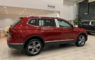 Volkswagen Tiguan 2023 - màu đỏ, giao ngay, trừ thẳng 300tr tiền mặt, tặng bảo hiểm vật chất 1 năm, sắm ngay xế cưng vô vàn ưu đãi tốt giá 1 tỷ 629 tr tại Tp.HCM