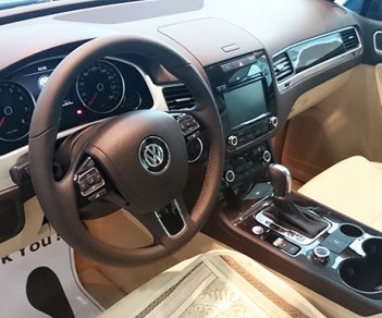 Volkswagen Touareg   2015 - Cần bán Volkswagen Touareg 2015 2015, màu bạc, xe nhập khuyến mãi 100% phí trước bạ 