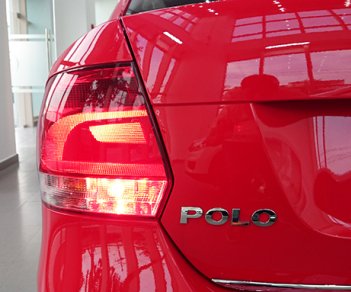 Volkswagen Polo 2015 - Cần bán xe Volkswagen Polo đời 2015, màu đỏ, xe nhập, giá 640tr
