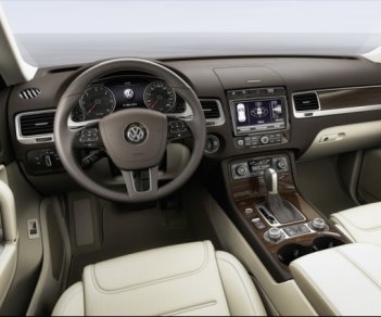 Volkswagen Touareg   2015 - Bán ô tô Volkswagen Touareg 2016 đời 2015, màu nâu, nhập khẩu