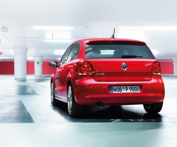 Volkswagen Polo   2016 - Cần bán xe Volkswagen Polo  đời 2016, màu đỏ, nhập khẩu