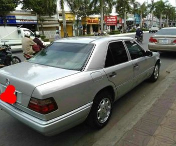 Mercedes-Benz E class E220 1990 - Cần bán gấp Mercedes E220 đời 1990, màu bạc, xe nhập xe gia đình