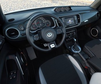 Volkswagen Beetle 1.2 TSI 2015 - Xả hàng tết, sở hữu xe Đức Polo Hatchback AT 2015 màu bạc, ưu đãi tới 78 triệu, số lượng có hạn