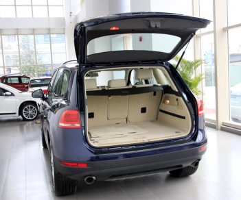 Volkswagen Touareg E 2015 - Bán xe Đức Volkswagen Polo Sedan AT màu đen, nhập khẩu, ưu đãi sốc cuối năm, giá chỉ còn 610 triệu