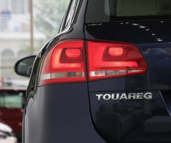Volkswagen Touareg E 2015 - Bán xe Đức Volkswagen Polo Sedan AT màu đen, nhập khẩu, ưu đãi sốc cuối năm, giá chỉ còn 610 triệu