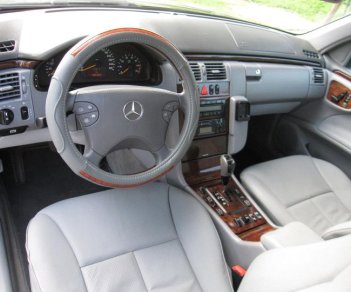 Mercedes-Benz E class Elegance 2002 - Cần bán Mercedes Elegance đời 2002, màu đen ít sử dụng