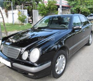 Mercedes-Benz E class W201 2002 - Cần bán gấp Mercedes W201 đời 2002, màu đen, giá tốt
