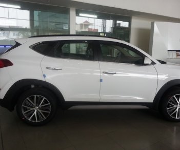 Hyundai Tucson 2.0AT  2016 - Bán ô tô Hyundai Tucson màu bạc,760tr