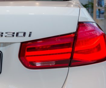 BMW 3 Series 330i 2017 - Bán xe BMW 3 Series 330i 2017, màu trắng, nhập khẩu, ưu đãi ngay 50% trước bạ, trả trước từ 540 triệu