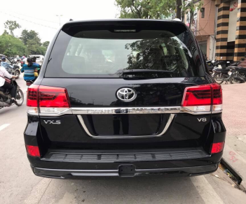 Toyota Land Cruiser 2017 - Bán xe Toyota Land Cruiser VXS 4.6 đời 2017, màu đen, xe nhập