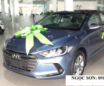 Hyundai Elantra 2017 - Bán Hyundai Elantra đời 2017 màu xanh đá cực đẹp, hỗ trợ trả góp 90% xe, chạy Grab - Lh Ngọc Sơn: 0911.377.773