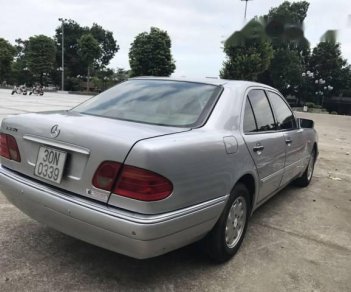 Mercedes-Benz E class E230 1997 - Chính chủ bán Mercedes E230 năm 1997, màu bạc