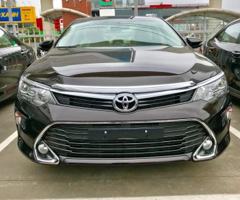 Toyota Camry 2.0E 2017 - Cần bán xe Toyota Camry 2.0E đời 2017, màu nâu