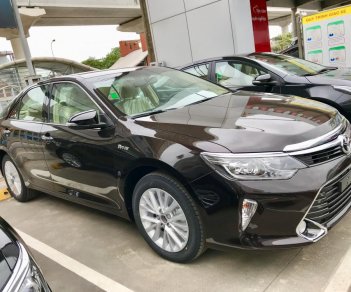 Toyota Camry 2.0E 2017 - Cần bán xe Toyota Camry 2.0E đời 2017, màu nâu