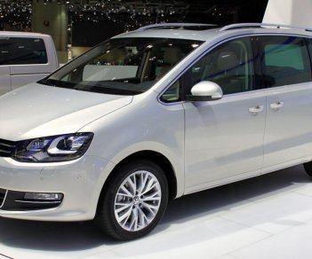 Volkswagen Sharan 2017 - Giảm ngay 50tr trong tháng 12, trả trước 590tr giao xe (vàng cát) LH: 0933.821.401 Ngọc Anh, Biên Hòa
