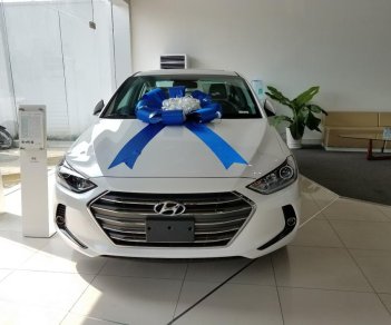 Hyundai Elantra 2018 - Bán xe Hyundai Elantra sản xuất 2018, màu trắng, 560 triệu