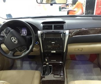 Toyota Camry 2.0E 2017 - Bán Camry 2.0E giá tốt, tặng phụ kiện chính hãng, hỗ trợ trả góp lãi suất thấp, xe giao ngay