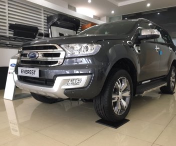 Ford Everest 2.2AT Titanium 2018 - Bán Ford Everest 2.2AT Titanium năm 2018, mới 100%, màu đen. Vui lòng L/H 090.778.2222