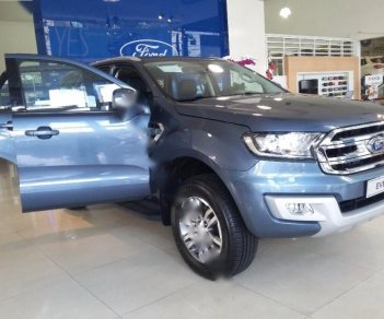 Ford Everest 2.2AT Titanium 2018 - Bán Ford Everest 2.2AT Titanium sản xuất 2018, mới 100%, màu xanh thiên thanh. Vui lòng L/H 090.778.2222