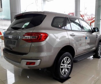 Ford Everest 2.2AT Titanium 2018 - Bán Ford Everest 2.2AT Titanium năm 2018, mới 100%, màu bạc. Vui lòng liên hệ 090.778.2222