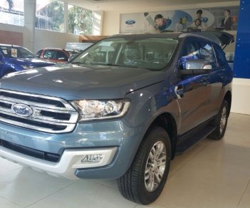 Ford Everest 2.2AT Titanium 2018 - Bán Ford Everest 2.2AT Titanium sản xuất 2018, mới 100%, màu xanh thiên thanh. Vui lòng L/H 090.778.2222