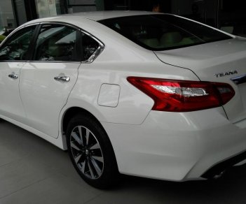 Nissan Teana 2.5SL 2017 - Bán Nissan Teana 2.5 SL trắng, xe nhập Mỹ, giảm giá 200tr, xe giao ngay