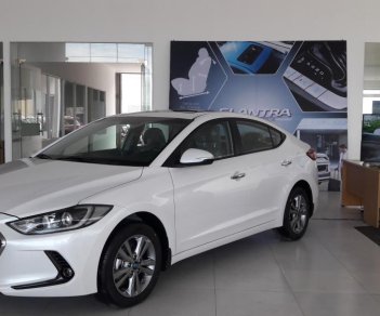 Hyundai Elantra 1.6AT  2018 - Bán gấp Hyundai Elantra 1.6AT tự động, xe gia đình 2018, màu trắng, giá 619 triệu, góp 85%xe. Xe ở Đắk Lắk - Đắk Nông